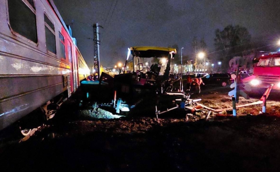 В Москве поезд столкнулся с асфальтоукладчиком на переезде между Соколовской и Щелково